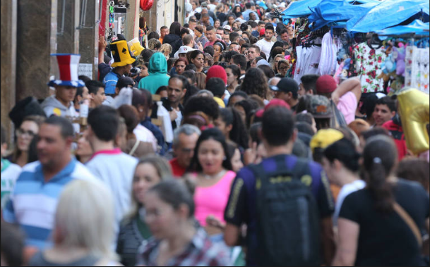 13º deve injetar R$ 200 bilhões na economia; maioria quer pagar dívidas